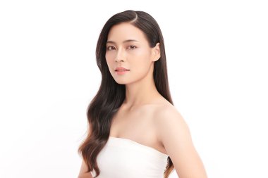 Beyaz bir arka planda, temiz ve taze bir teni olan güzel bir Asyalı kadın. Cilt bakımı, yüz bakımı, kozmetoloji, güzellik ve kaplıca. Asyalı bir kadının zarif bir portresi..