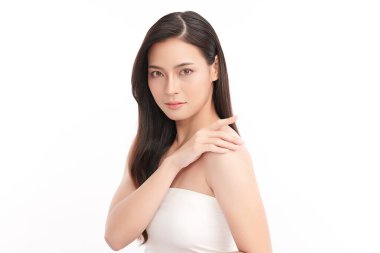 Beyaz bir arka planda, temiz ve taze bir teni olan güzel bir Asyalı kadın. Cilt bakımı, yüz bakımı, kozmetoloji, güzellik ve kaplıca. Asyalı bir kadının zarif bir portresi..