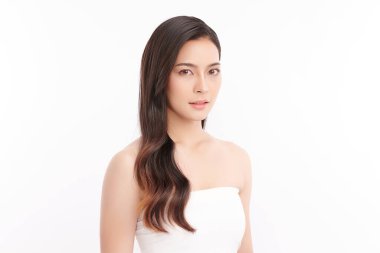 Beyaz bir arka planda, temiz ve taze bir teni olan güzel bir Asyalı kadın. Cilt bakımı, yüz bakımı, kozmetoloji, güzellik ve kaplıca. Asyalı bir kadının zarif bir portresi..