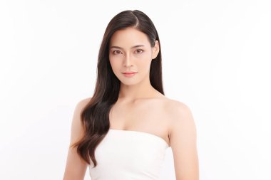 Beyaz bir arka planda, temiz ve taze bir teni olan güzel bir Asyalı kadın. Cilt bakımı, yüz bakımı, kozmetoloji, güzellik ve kaplıca. Asyalı bir kadının zarif bir portresi..