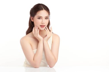 Beyaz bir arka planda, temiz ve taze bir teni olan güzel bir Asyalı kadın. Cilt bakımı, yüz bakımı, kozmetoloji, güzellik ve kaplıca. Asyalı bir kadının zarif bir portresi..