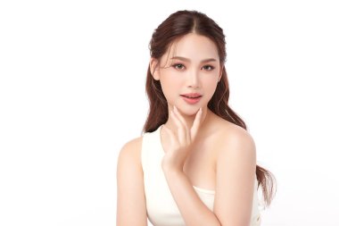 Beyaz bir arka planda, temiz ve taze bir teni olan güzel bir Asyalı kadın. Cilt bakımı, yüz bakımı, kozmetoloji, güzellik ve kaplıca. Asyalı bir kadının zarif bir portresi..