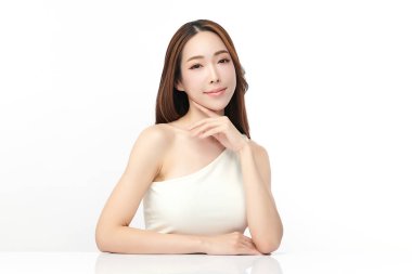 Beyaz bir arka planda, temiz ve taze bir teni olan güzel bir Asyalı kadın. Cilt bakımı, yüz bakımı, kozmetoloji, güzellik ve kaplıca. Asyalı bir kadının zarif bir portresi..