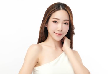 Beyaz bir arka planda, temiz ve taze bir teni olan güzel bir Asyalı kadın. Cilt bakımı, yüz bakımı, kozmetoloji, güzellik ve kaplıca. Asyalı bir kadının zarif bir portresi..