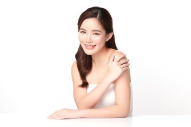 Beyaz bir arka planda, temiz ve taze bir teni olan güzel bir Asyalı kadın. Cilt bakımı, yüz bakımı, kozmetoloji, güzellik ve kaplıca. Asyalı bir kadının zarif bir portresi..