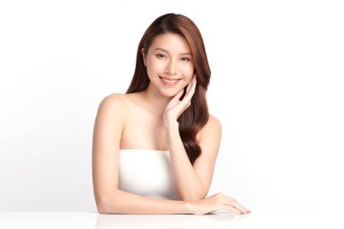 Beyaz bir arka planda, temiz ve taze bir teni olan güzel bir Asyalı kadın. Cilt bakımı, yüz bakımı, kozmetoloji, güzellik ve kaplıca. Asyalı bir kadının zarif bir portresi..