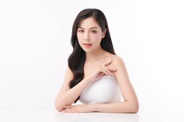 Beyaz bir arka planda, temiz ve taze bir teni olan güzel bir Asyalı kadın. Cilt bakımı, yüz bakımı, kozmetoloji, güzellik ve kaplıca. Asyalı bir kadının zarif bir portresi..