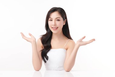 Beyaz bir arka planda, temiz ve taze bir teni olan güzel bir Asyalı kadın. Cilt bakımı, yüz bakımı, kozmetoloji, güzellik ve kaplıca. Asyalı bir kadının zarif bir portresi..