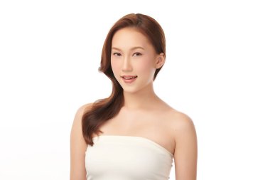 Beyaz bir arka planda, temiz ve taze bir teni olan güzel bir Asyalı kadın. Cilt bakımı, yüz bakımı, kozmetoloji, güzellik ve kaplıca. Asyalı bir kadının zarif bir portresi..