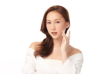 Beyaz bir arka planda, temiz ve taze bir teni olan güzel bir Asyalı kadın. Cilt bakımı, yüz bakımı, kozmetoloji, güzellik ve kaplıca. Asyalı bir kadının zarif bir portresi..