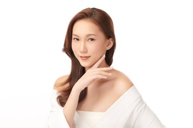 Beyaz bir arka planda, temiz ve taze bir teni olan güzel bir Asyalı kadın. Cilt bakımı, yüz bakımı, kozmetoloji, güzellik ve kaplıca. Asyalı bir kadının zarif bir portresi..