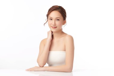 Beyaz bir arka planda, temiz ve taze bir teni olan güzel bir Asyalı kadın. Cilt bakımı, yüz bakımı, kozmetoloji, güzellik ve kaplıca. Asyalı bir kadının zarif bir portresi..