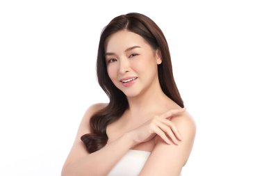 Beyaz bir arka planda, temiz ve taze bir teni olan güzel bir Asyalı kadın. Cilt bakımı, yüz bakımı, kozmetoloji, güzellik ve kaplıca. Asyalı bir kadının zarif bir portresi..