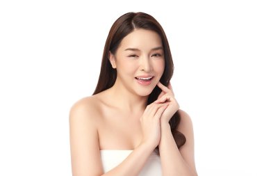 Beyaz bir arka planda, temiz ve taze bir teni olan güzel bir Asyalı kadın. Cilt bakımı, yüz bakımı, kozmetoloji, güzellik ve kaplıca. Asyalı bir kadının zarif bir portresi..
