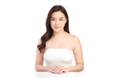 Beyaz bir arka planda, temiz ve taze bir teni olan güzel bir Asyalı kadın. Cilt bakımı, yüz bakımı, kozmetoloji, güzellik ve kaplıca. Asyalı bir kadının zarif bir portresi..