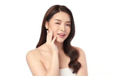 Beyaz bir arka planda, temiz ve taze bir teni olan güzel bir Asyalı kadın. Cilt bakımı, yüz bakımı, kozmetoloji, güzellik ve kaplıca. Asyalı bir kadının zarif bir portresi..