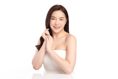 Beyaz bir arka planda, temiz ve taze bir teni olan güzel bir Asyalı kadın. Cilt bakımı, yüz bakımı, kozmetoloji, güzellik ve kaplıca. Asyalı bir kadının zarif bir portresi..