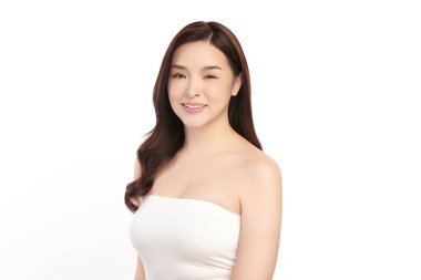 Beyaz bir arka planda, temiz ve taze bir teni olan güzel bir Asyalı kadın. Cilt bakımı, yüz bakımı, kozmetoloji, güzellik ve kaplıca. Asyalı bir kadının zarif bir portresi..