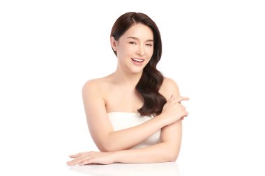 Beyaz bir arka planda, temiz ve taze bir teni olan güzel bir Asyalı kadın. Cilt bakımı, yüz bakımı, kozmetoloji, güzellik ve kaplıca. Asyalı bir kadının zarif bir portresi..