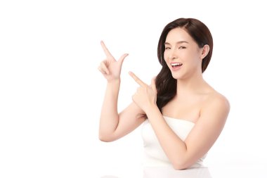 Beyaz bir arka planda, temiz ve taze bir teni olan güzel bir Asyalı kadın. Cilt bakımı, yüz bakımı, kozmetoloji, güzellik ve kaplıca. Asyalı bir kadının zarif bir portresi..