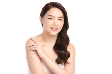 Beyaz bir arka planda, temiz ve taze bir teni olan güzel bir Asyalı kadın. Cilt bakımı, yüz bakımı, kozmetoloji, güzellik ve kaplıca. Asyalı bir kadının zarif bir portresi..