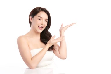 Beyaz bir arka planda, temiz ve taze bir teni olan güzel bir Asyalı kadın. Cilt bakımı, yüz bakımı, kozmetoloji, güzellik ve kaplıca. Asyalı bir kadının zarif bir portresi..