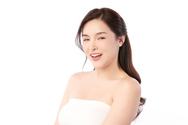 Beyaz bir arka planda, temiz ve taze bir teni olan güzel bir Asyalı kadın. Cilt bakımı, yüz bakımı, kozmetoloji, güzellik ve kaplıca. Asyalı bir kadının zarif bir portresi..