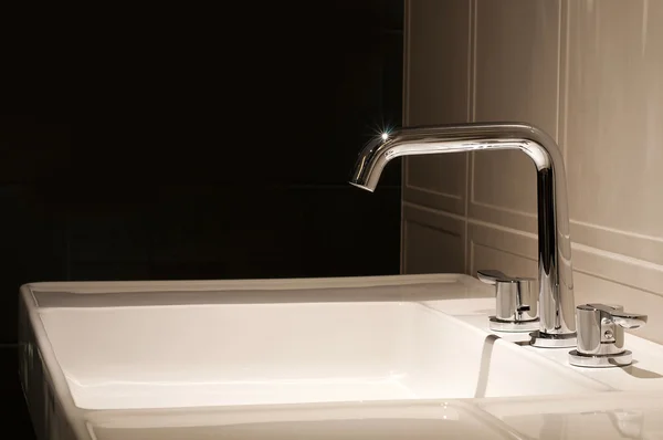 Wasserhahn auf hölzernem Waschbecken installiert — Stockfoto