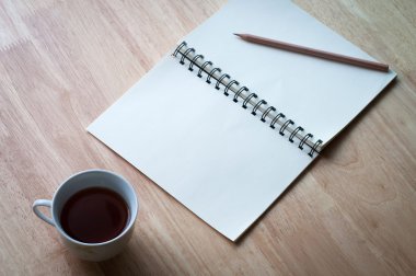 Ahşap masa kahve fincanı ile çalışma