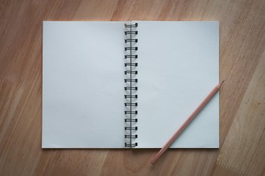 defter ahşap masada.