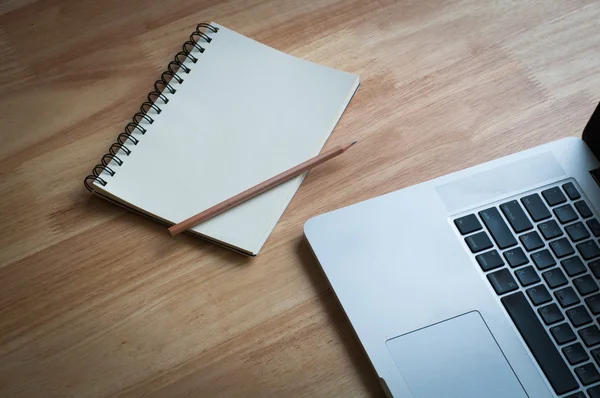 Bezig met houten bureau achtergrond — Stockfoto