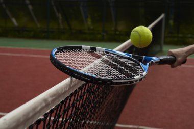 Tenis raketi, top ve net