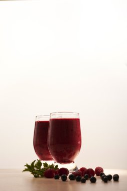 Ahududu ve yaban mersini ile iki meyve şerit