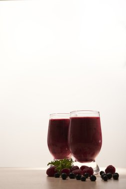 iki ahududu ve yaban mersini meyve şerit