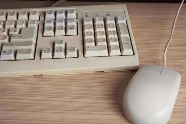 Un viejo teclado y ratón — Foto de Stock