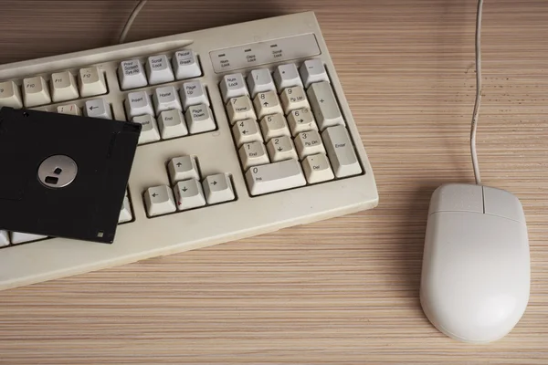 Myš na klávesnici a disketu. — Stock fotografie