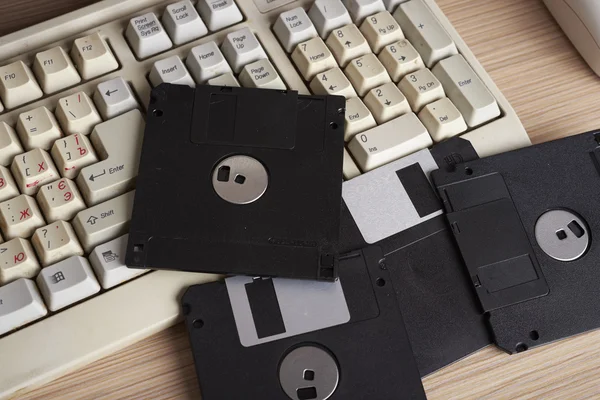 Clavier sur le bureau, et une disquette — Photo