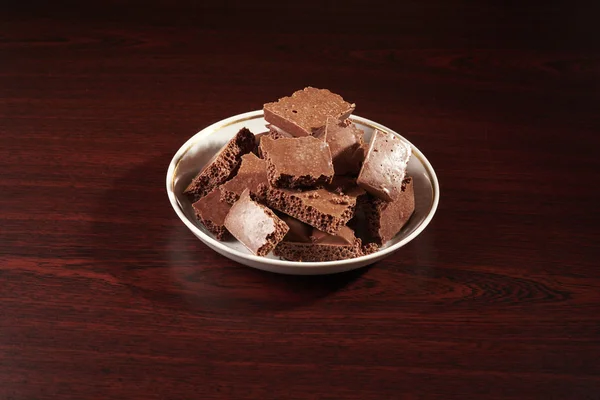 Čokoládové řezy na desce — Stock fotografie
