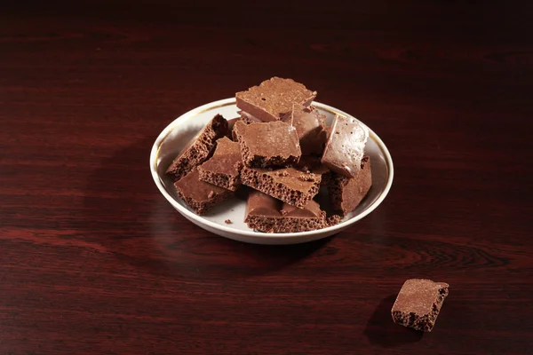 Čokoládové řezy na desce — Stock fotografie