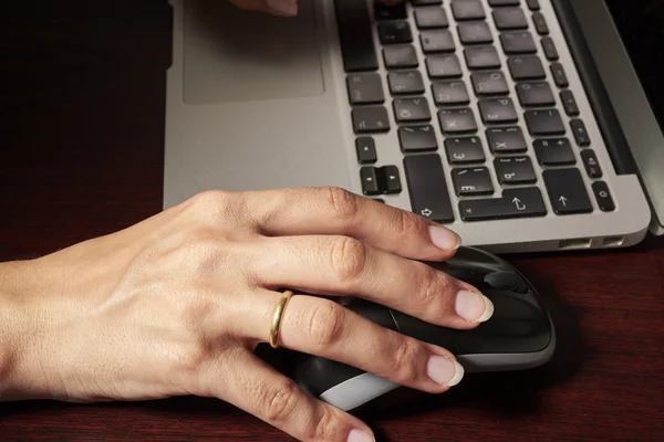La mano de la mujer en el ordenador — Foto de Stock