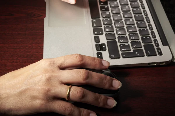 Trabajar con el ratón para portátil — Foto de Stock