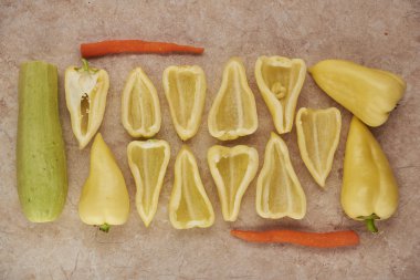 biber dilimleri üstünde tepe