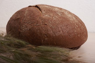 Kırmızı ekmek ve kulaklar