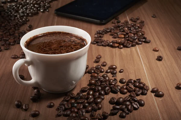 Kahve fincanı ve tablet — Stok fotoğraf