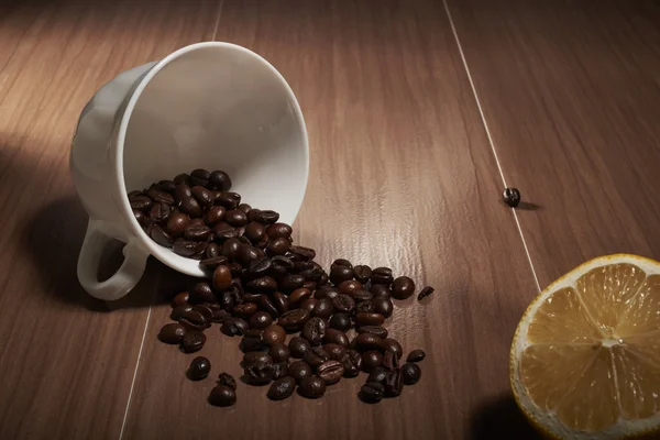 커피는 테이블, 레몬에 붕괴 — 스톡 사진