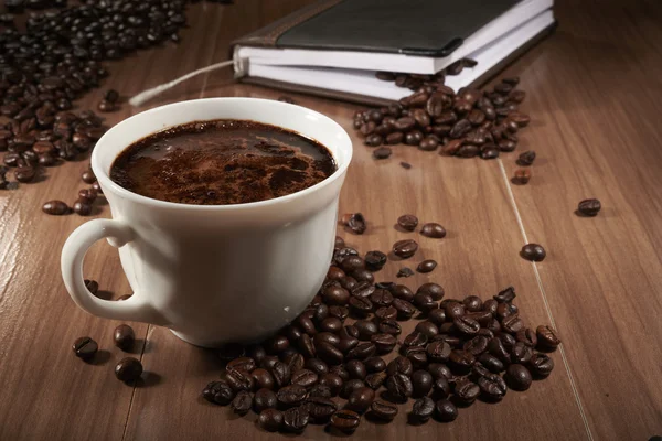 Caffè in una tazza bianca sul tavolo — Foto Stock