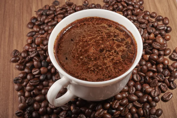 컵 과 커피 열매 — 스톡 사진