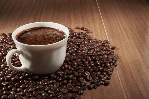 Tazza di caffè e fagioli sulla sinistra — Foto Stock