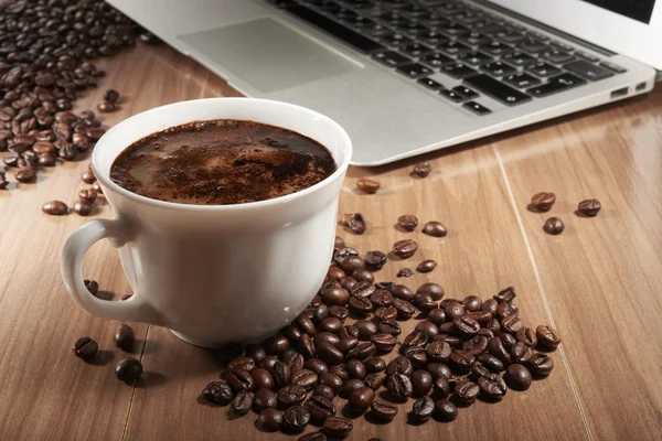 Tazza di caffè sul desktop — Foto Stock