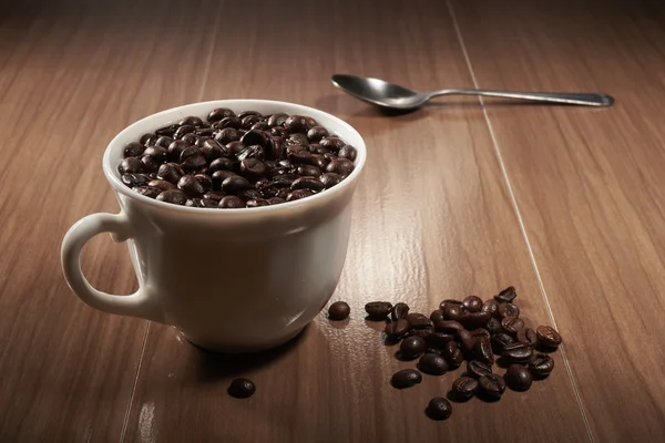 Tazza piena di caffè nero e cucchiaio — Foto Stock